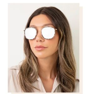 Illesteva Mykonos Ace sunglasses with case